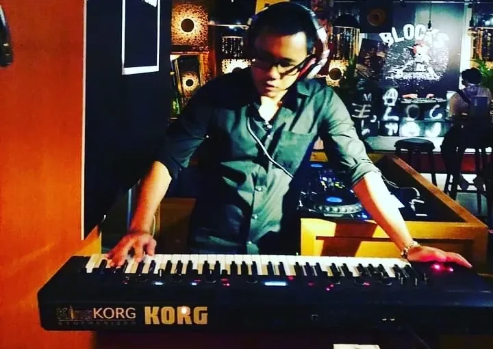 胡志明 Skybar 現場演出，DJ Fatty 彈奏 keyboard
