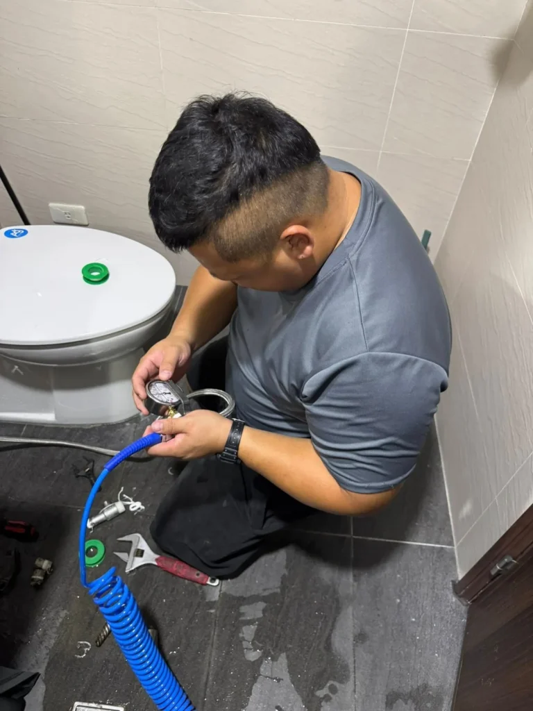 水電哥哥在浴室以壓力錶做管路抓漏測試