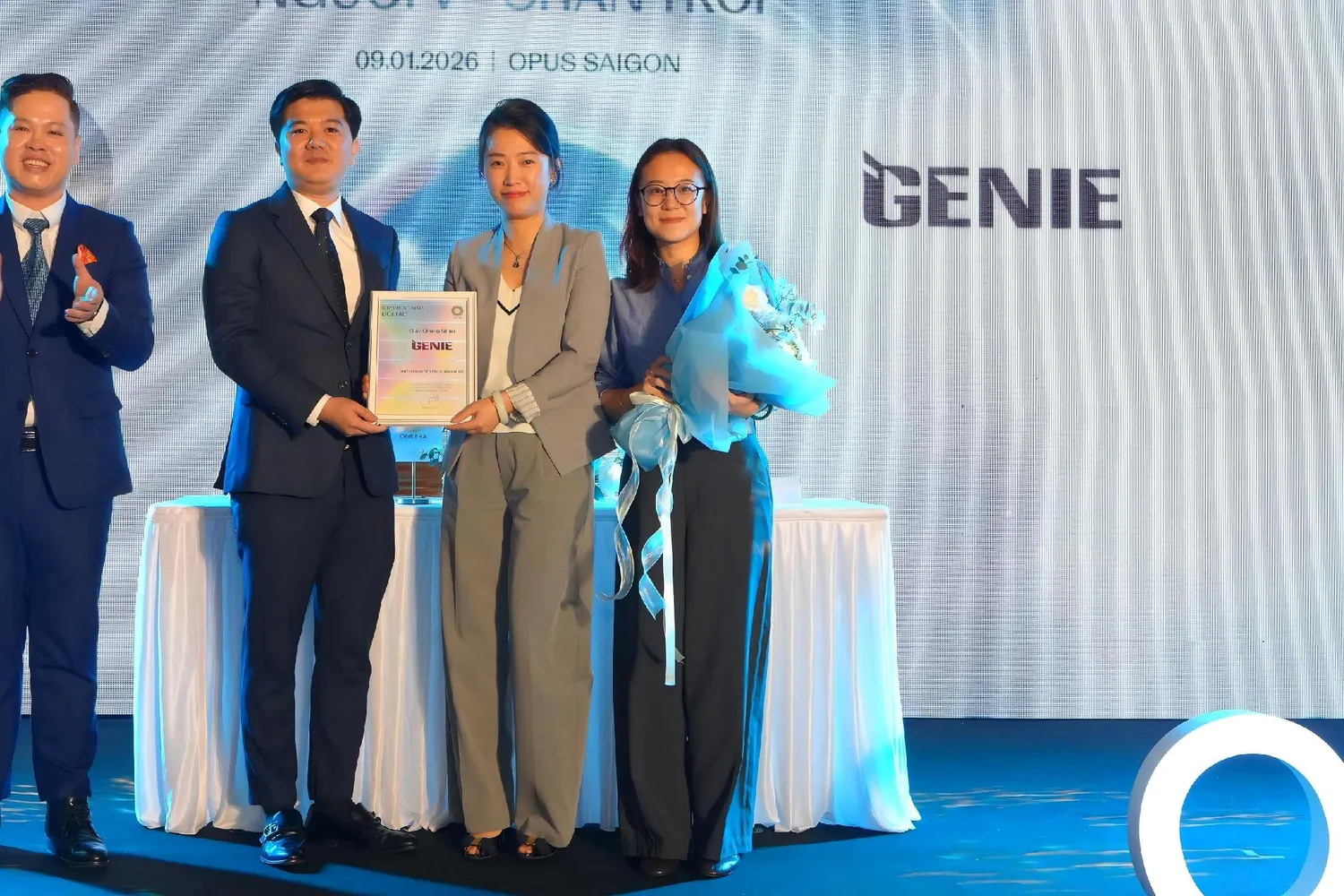 晟新 GENIE 團隊於簽約儀式受頒證書